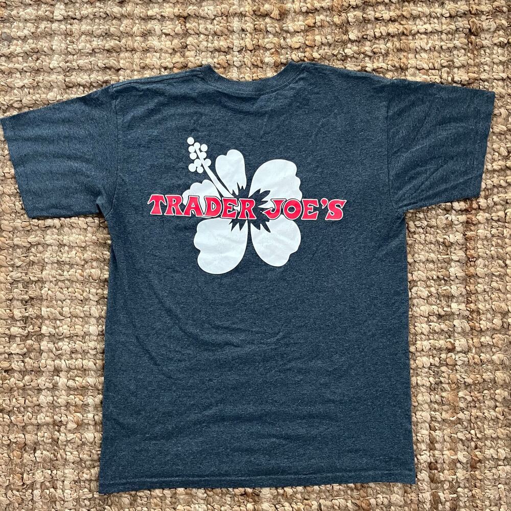 Trader Joe’s Hibiscus Logo Graphic Tee Dark Gray Men’s M 100% Cotton Shirt EUC